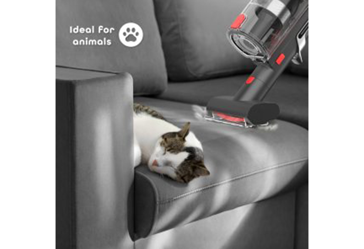 Απεικονίζεται η mini σκούπα να καθαρίζει έναν καναπέ που κοιμάται πάνω του μια γάτα.